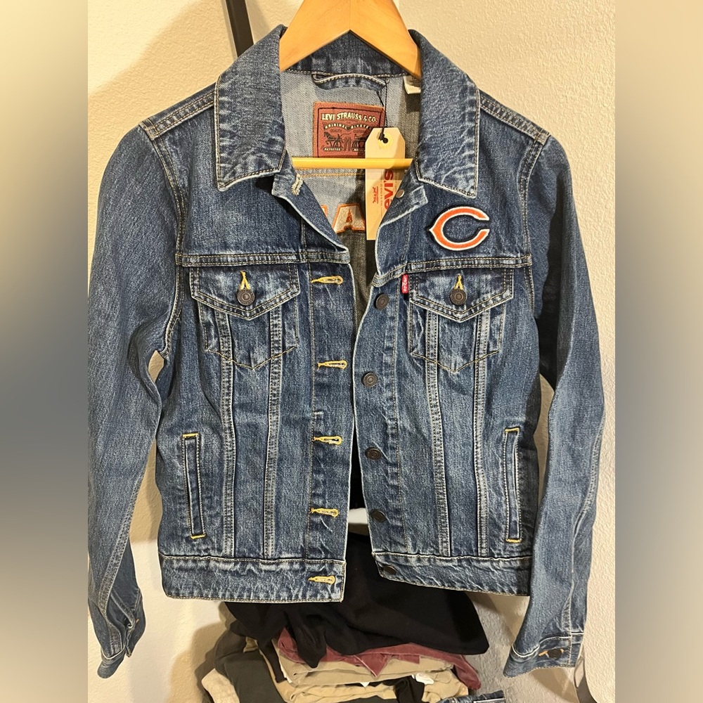 BNWT Levi’s Chicago Bears denim jacket